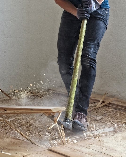 Rückbau eines alten Dielenbodens mit Brechstange